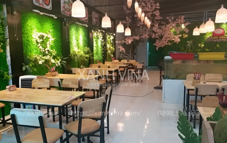 Ngắm mẫu tường cây xanh giả cho quán cơm niêu