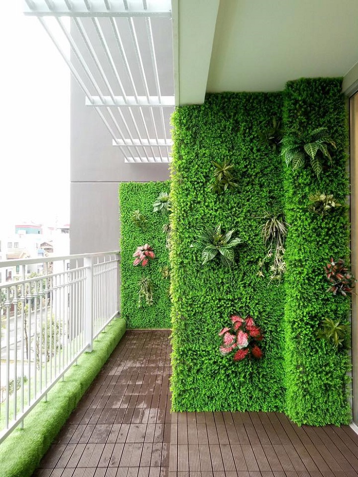 Trang trí ban công với tường cây giả và thảm cỏ nhân tạo